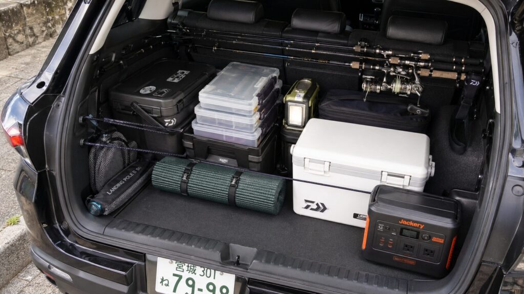 車中泊釣行用に整理整頓されたトランク内部の写真。タモ、タックルボックス、ポータブル電源、クーラーボックス、寝袋、LEDランタンが効率的に配置されている。